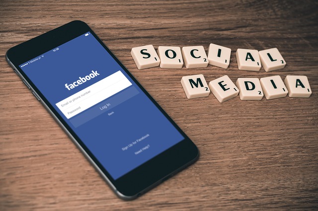 sociální média a facebook smartphone