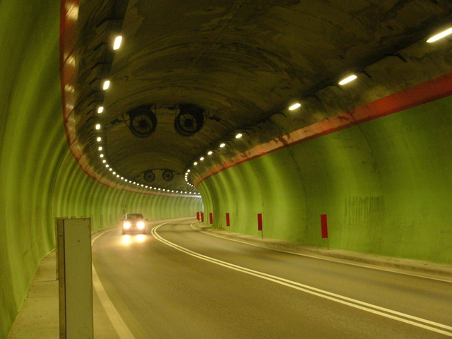 průjezd vozidla tunelem