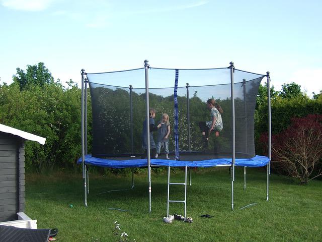 děti na trampolíně